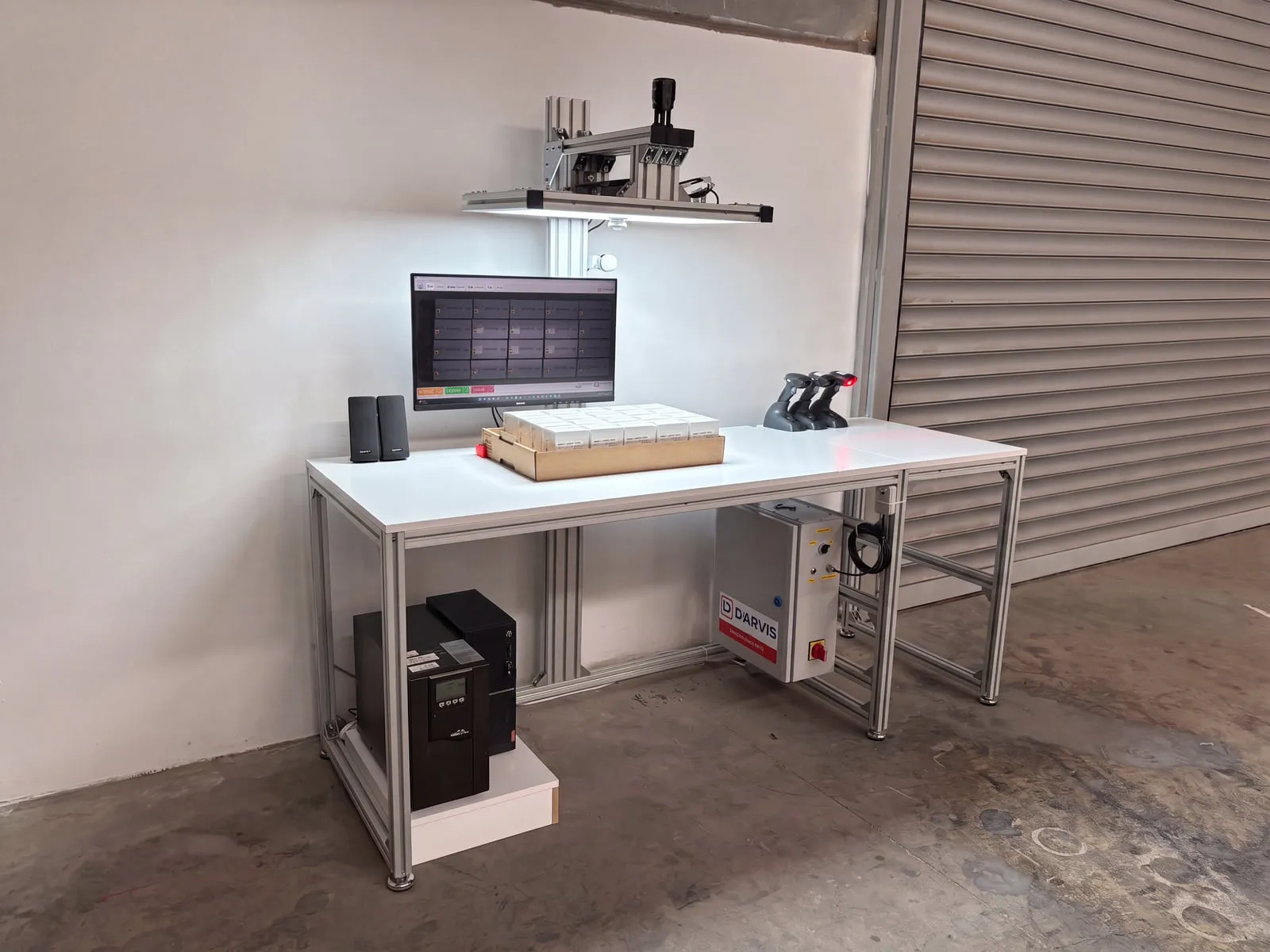 Darvis Pro iş istasyonu önden görünüm, üstten kamera ve okuma tablası
