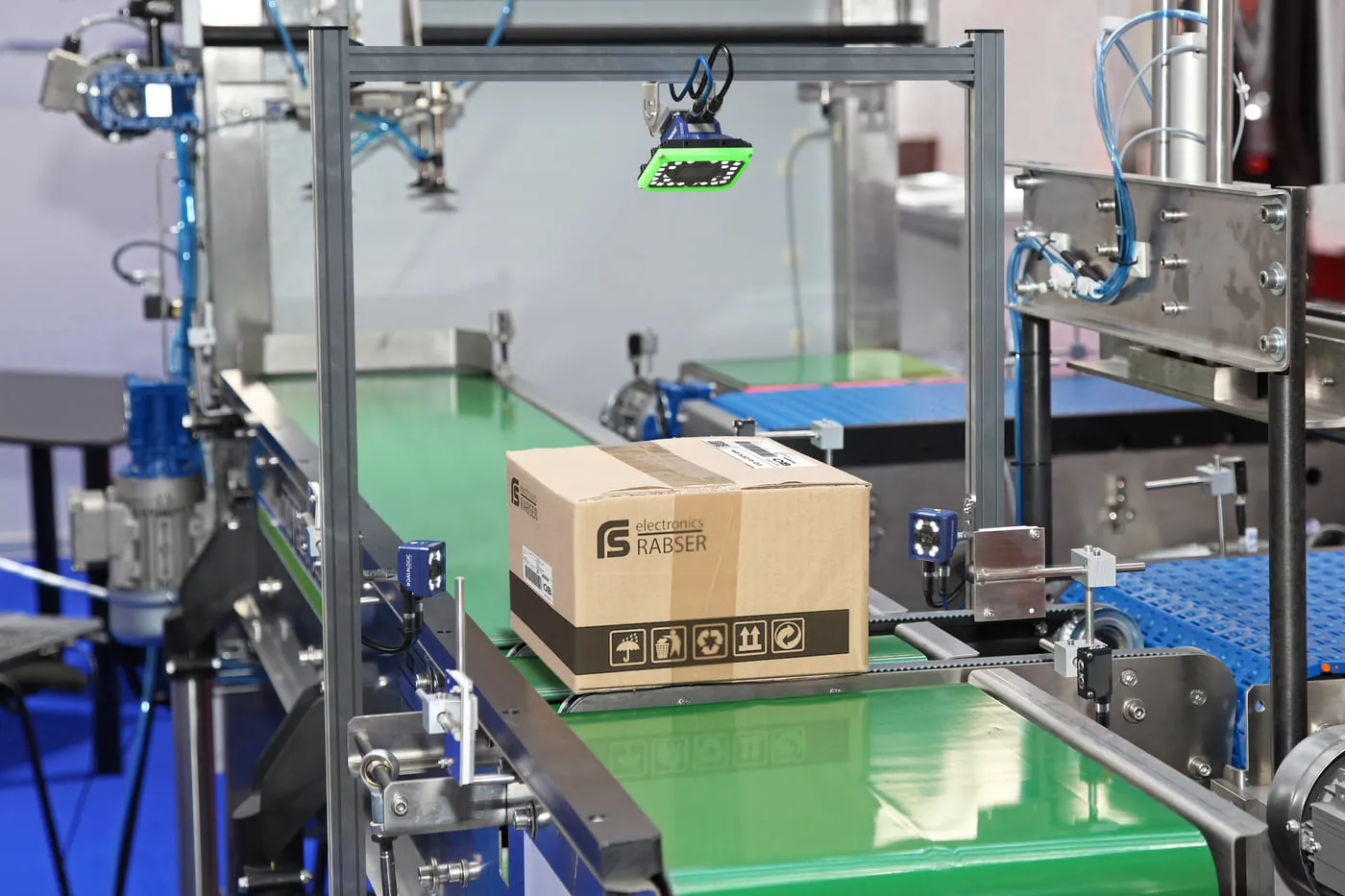 Hat sonu paketleme istasyonunda koli etiketinin okunması