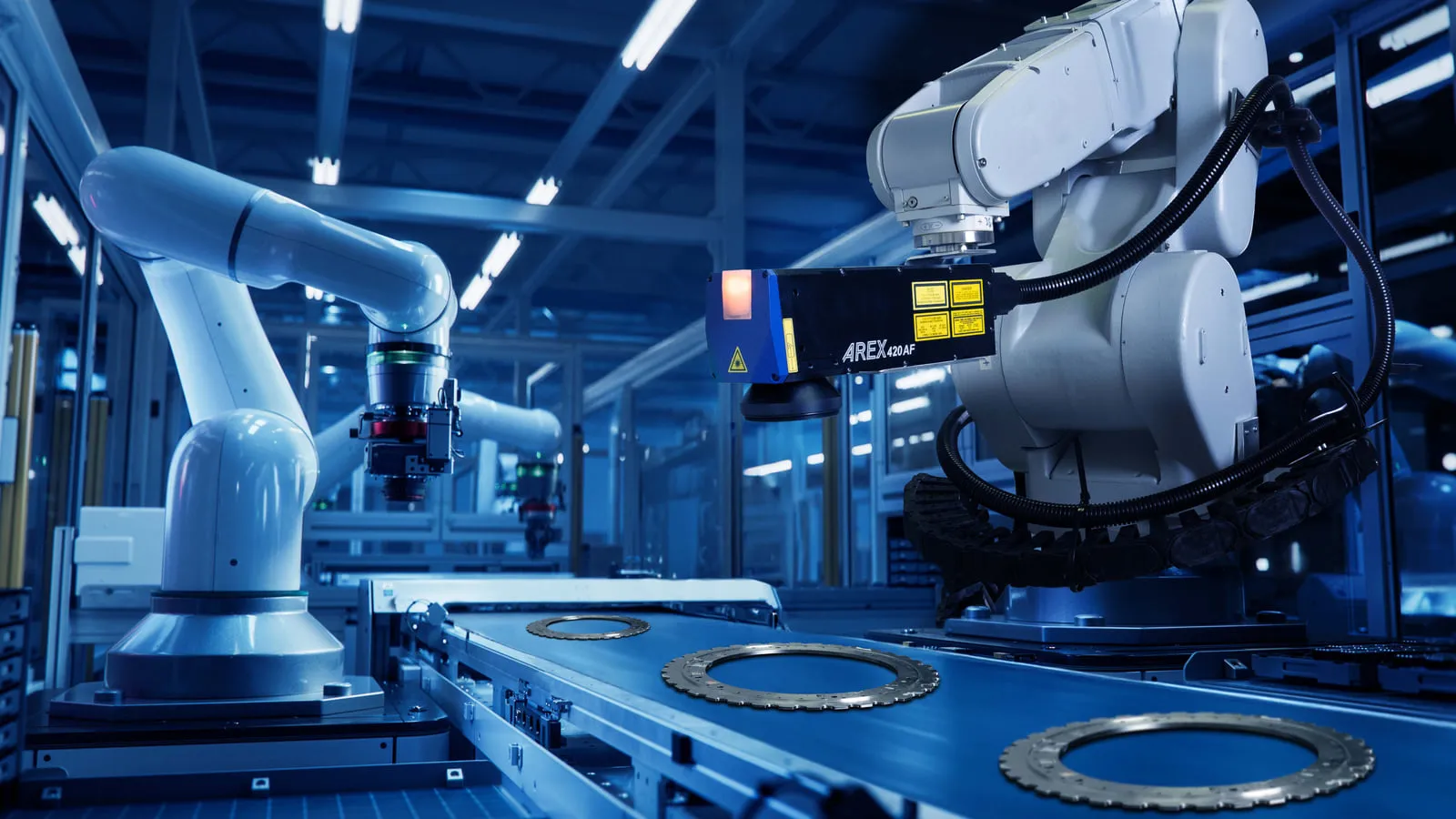 Datalogic AREX400 AF robot hücresinde konveyör üzerindeki parçaları işaretlerken
